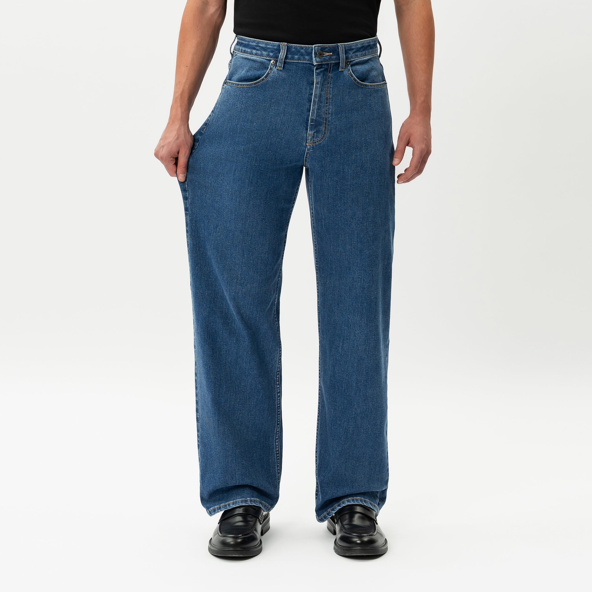 Close-up showing the stretch of the denim on the Wide Flextech™ Jeans in mid blue